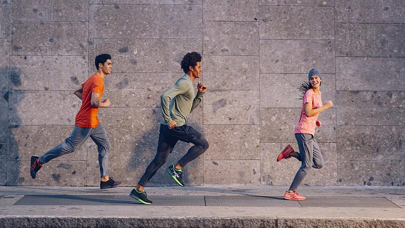 Einer der wichtigsten Faktoren bei den Running-Klamotten ist, dass sie atmungsaktiv und bequem sind. Einer der wichtigsten Faktoren bei den Running-Klamotten ist, dass sie atmungsaktiv und bequem sind.