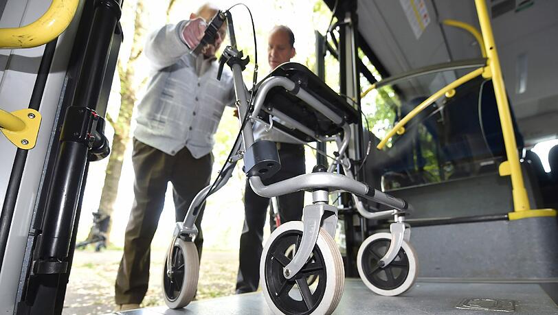 Ein Rentner verstarb, nachdem er in einem Linienbus von seinem Rollator stürzte (Symbolbild) Ein Rentner verstarb, nachdem er in einem Linienbus von seinem Rollator stürzte (Symbolbild)