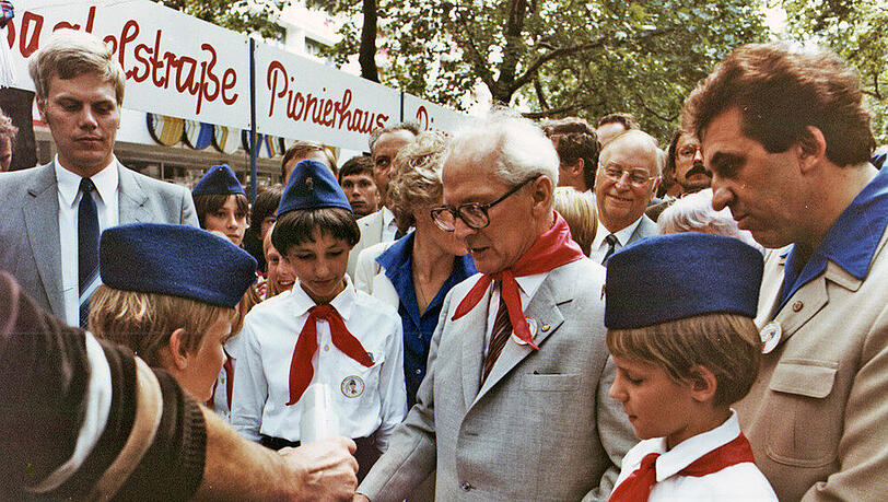 Bernd Brückner (links) mit Erich Honecker (Mitte) und Egon Krenz (rechts) Bernd Brückner (links) mit Erich Honecker (Mitte) und Egon Krenz (rechts)