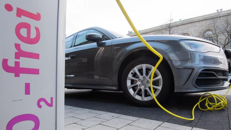 Ein Elektroauto von Audi wird mit einem Kabel an einer E-Ladesäule aufgeladen. Ein Elektroauto von Audi wird mit einem Kabel an einer E-Ladesäule aufgeladen.