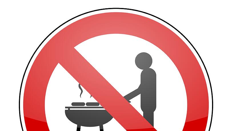 Häufiger Streitpunkt unter Nachbarn: Der rauchende Grill und laute Grillparty-Besucher. Häufiger Streitpunkt unter Nachbarn: Der rauchende Grill und laute Grillparty-Besucher.