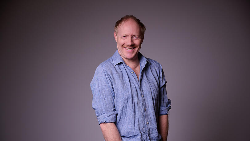 Simon Schwarz ist einer der bekanntesten Schauspieler Österreichs, Kabarettist und seit neuestem auch Autor seines ersten Buches - im Interview mit der AZ steht der 55-Jährige Rede und Antwort. Simon Schwarz ist einer der bekanntesten Schauspieler Österreichs, Kabarettist und seit neuestem auch Autor seines ersten Buches - im Interview mit der AZ steht der 55-Jährige Rede und Antwort.