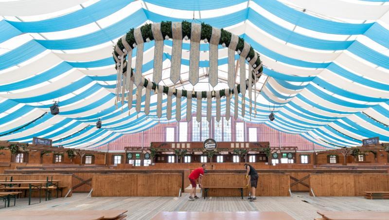 Ein Bierzelt für das Gäubodenvolksfest wird aufgebaut. Foto: Armin Weigel