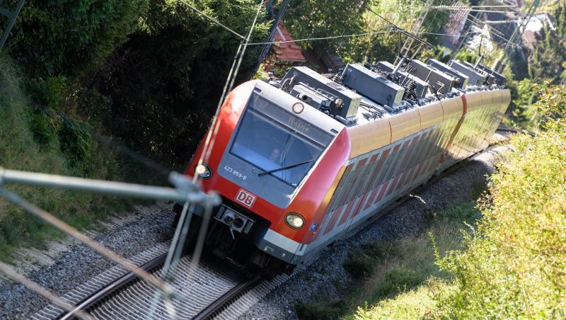 Eine S-Bahn fährt über die Gleise. Foto: Matthias Balk/Archivbild Eine S-Bahn fährt über die Gleise. Foto: Matthias Balk/Archivbild