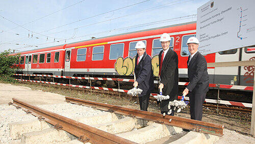 Schotter-Schaufler (v. l.): Bayerns Bahn-Chef Klaus-Dieter Josel, Europaminister Markus Söder und Fürths OB Thomas Jung eröffneten die Bauarbeiten am sogenannten „Fürther Bogen“. Die S-Bahnen (kl. Foto) werden hier aber erst im nächsten Jahrzehnt fahren. Schotter-Schaufler (v. l.): Bayerns Bahn-Chef Klaus-Dieter Josel, Europaminister Markus Söder und Fürths OB Thomas Jung eröffneten die Bauarbeiten am sogenannten „Fürther Bogen“. Die S-Bahnen (kl. Foto) werden hier aber erst im nächsten Jahrzehnt fahren.