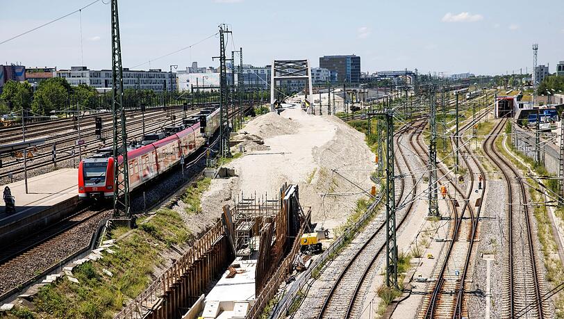 Eine S-Bahn an der Baustelle für die Zweite Stammstrecke. Eine S-Bahn an der Baustelle für die Zweite Stammstrecke.