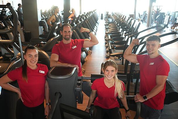 Fitness-First: Ein motiviertes Team: Clubmanager Eric Simon (zweiter von links), mit seinen Mitarbeiterinnen Lejla, Rinah und Mitarbeiter Tim. Fitness-First: Ein motiviertes Team: Clubmanager Eric Simon (zweiter von links), mit seinen Mitarbeiterinnen Lejla, Rinah und Mitarbeiter Tim.