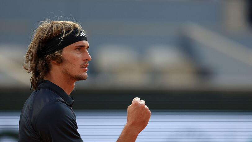 Alexander Zverev zieht mit einer starken Leistung ins Viertelfinale von Paris ein. Alexander Zverev zieht mit einer starken Leistung ins Viertelfinale von Paris ein.