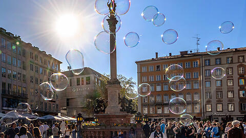 Seifenblasen glitzern in der Abendsonne: Auch an diesem Wochenende ist wieder Sonnenschein angekündigt. Perfekte Bedingungen also für einen Ausflug in die Altstadt. Seifenblasen glitzern in der Abendsonne: Auch an diesem Wochenende ist wieder Sonnenschein angekündigt. Perfekte Bedingungen also für einen Ausflug in die Altstadt.