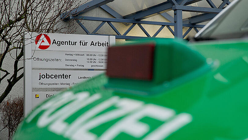 Die Polizei hat das Jobcenter in der Ludwig-Siebert-Straße abgeriegelt. Die Polizei hat das Jobcenter in der Ludwig-Siebert-Straße abgeriegelt.