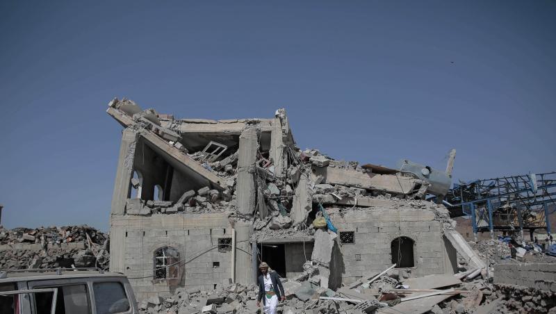 Ein Mann steht vor den Trümmern eines Gebäudes, das bei einem Luftangriff der von Saudi-Arabien geführten Militärkoalition getroffen wurde. Ihre Gegner, die Huthi-Rebellen, haben sich jetzt zu einer Waffenruhe bereit erklärt. Ein Mann steht vor den Trümmern eines Gebäudes, das bei einem Luftangriff der von Saudi-Arabien geführten Militärkoalition getroffen wurde. Ihre Gegner, die Huthi-Rebellen, haben sich jetzt zu einer Waffenruhe bereit erklärt.