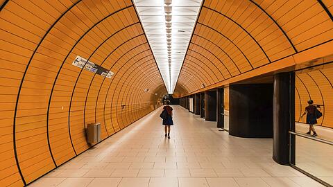 Die U-Bahnstation Marienplatz ist aktuell wegen der Meisterfeier des FC-Bayern gesperrt. Die U-Bahnstation Marienplatz ist aktuell wegen der Meisterfeier des FC-Bayern gesperrt.