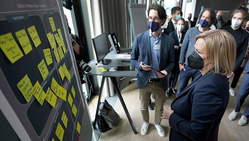 Nancy Faeser (SPD), Bundesministerin des Innern und Heimat, verfolgt die Vorstellung der Plattform "Germany4Ukraine". (Archivbild) Nancy Faeser (SPD), Bundesministerin des Innern und Heimat, verfolgt die Vorstellung der Plattform "Germany4Ukraine". (Archivbild)