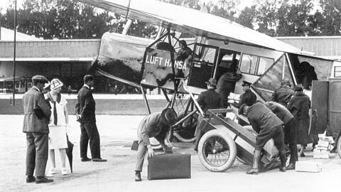 Die am 6. Januar 1926 in Berlin gegründete Deutsche Luft Hansa AG eröffnete am 6. April 1926 ihren Linienflugverkehr vom Flughafen Berlin-Tempelhof mit einem Fokker-Grulich Hochdecker über Halle-Erfurt-Stuttgart nach Zürich. Die am 6. Januar 1926 in Berlin gegründete Deutsche Luft Hansa AG eröffnete am 6. April 1926 ihren Linienflugverkehr vom Flughafen Berlin-Tempelhof mit einem Fokker-Grulich Hochdecker über Halle-Erfurt-Stuttgart nach Zürich.