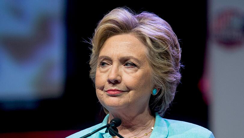Die demokratische Präsidentschaftskandidatin Hillary Clinton muss mit weiteren Ermittlungen in der E-Mail-Affäre rechnen. Die demokratische Präsidentschaftskandidatin Hillary Clinton muss mit weiteren Ermittlungen in der E-Mail-Affäre rechnen.