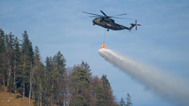 Ein Hubschrauber mit einem Wassertank überfliegt den Schwarzberg. Foto: Sven Hoppe/dpa/Archivbild Ein Hubschrauber mit einem Wassertank überfliegt den Schwarzberg. Foto: Sven Hoppe/dpa/Archivbild