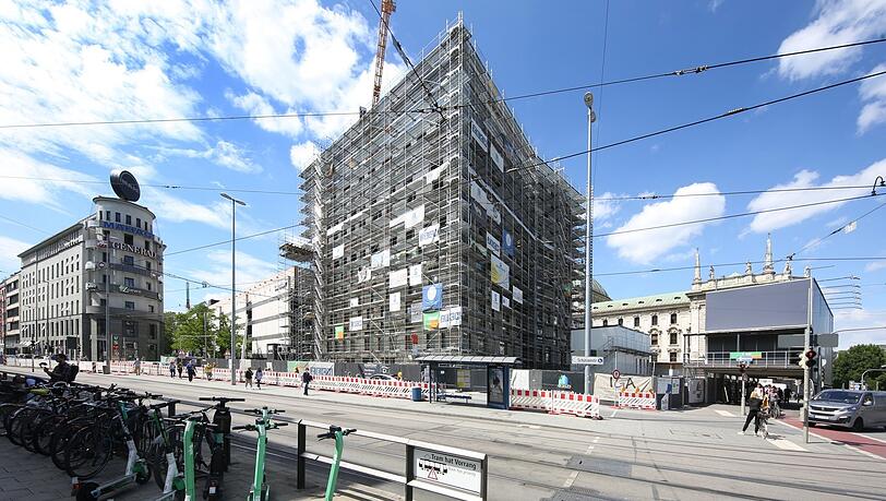 Der neue Königshof wächst stetig in die Höhe, eine wirklich markante Baustelle im Herzen der Stadt. Hier ein Bild aus dem Juli. Der neue Königshof wächst stetig in die Höhe, eine wirklich markante Baustelle im Herzen der Stadt. Hier ein Bild aus dem Juli.