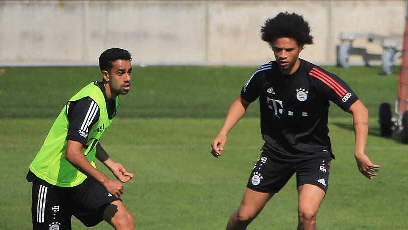 Neuzugang Leroy Sané (rechts) im Duell mit Sarpreet Singh (links). Neuzugang Leroy Sané (rechts) im Duell mit Sarpreet Singh (links).