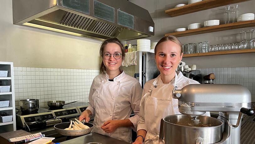 Küchen-Zauberinnen: Mona John (28, l.) kochte in Paris. Isabel Franz (22, r. ) lernte im Bayerischen Hof. Küchen-Zauberinnen: Mona John (28, l.) kochte in Paris. Isabel Franz (22, r. ) lernte im Bayerischen Hof.
