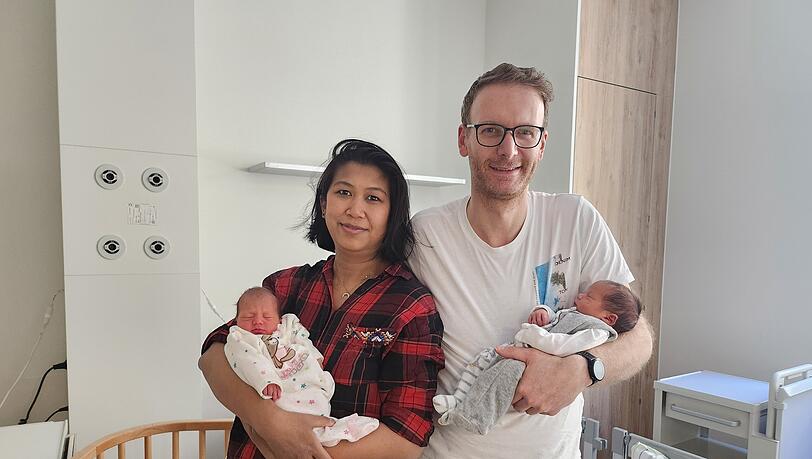 Die stolzen Eltern Duongmani und Andreas Rachinger mit ihren besonderen Zwillingen Ella (links im Bild) und Emma. Die zweieiigen Zwillinge haben an zwei verschiedenen Tagen Geburtstag – obwohl sie mit nur 12 Minuten Abstand geboren wurden. Die stolzen Eltern Duongmani und Andreas Rachinger mit ihren besonderen Zwillingen Ella (links im Bild) und Emma. Die zweieiigen Zwillinge haben an zwei verschiedenen Tagen Geburtstag – obwohl sie mit nur 12 Minuten Abstand geboren wurden.