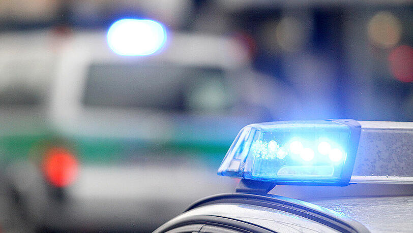 Der unbekannte Motorradler raste duch Pasing, dann rammte er auf der Autobahn ein Polizeiauto. Der unbekannte Motorradler raste duch Pasing, dann rammte er auf der Autobahn ein Polizeiauto.