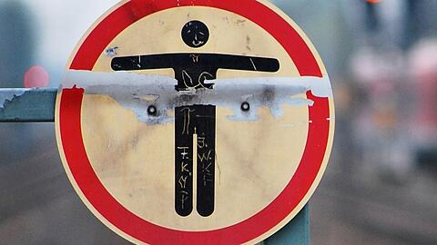 Dieses Schild wird manchmal nicht ernst genommen: Beim überqueren von Gleisen herrscht Lebensgefahr. Dieses Schild wird manchmal nicht ernst genommen: Beim überqueren von Gleisen herrscht Lebensgefahr.