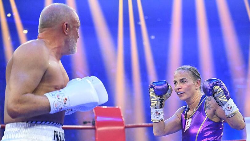 Regina Halmich konnte am Samstag zum dritten Mal gegen Stefan Raab gewinnen. Regina Halmich konnte am Samstag zum dritten Mal gegen Stefan Raab gewinnen.