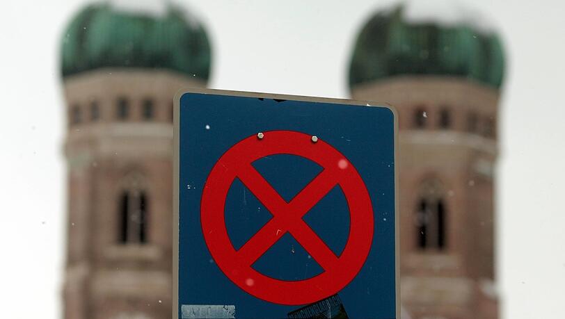 Innerstädtische Halteverbotsschilder werden oft, manchmal aus der Not heraus, ignoriert. Innerstädtische Halteverbotsschilder werden oft, manchmal aus der Not heraus, ignoriert.