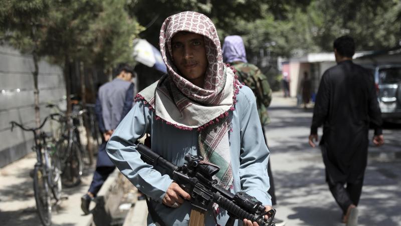 Ein Taliban-Kämpfer an einem Kontrollpunkt in Kabul. Die Islamisten versichern, dass Afghanen auch nach dem für den 31. August geplanten US-Truppenabzug das Land verlassen dürfen. Ein Taliban-Kämpfer an einem Kontrollpunkt in Kabul. Die Islamisten versichern, dass Afghanen auch nach dem für den 31. August geplanten US-Truppenabzug das Land verlassen dürfen.