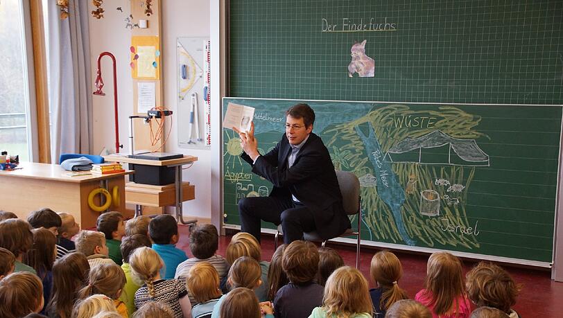 Der Landtagsabgeordnete Markus Blume (CSU) hat die Kinder in der Grundschule an der Markgrafenstraße schon besucht. Der Landtagsabgeordnete Markus Blume (CSU) hat die Kinder in der Grundschule an der Markgrafenstraße schon besucht.