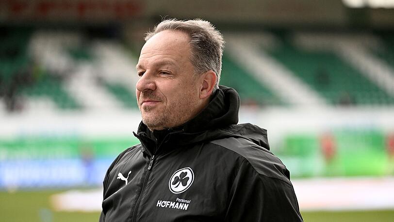 Alexander Zorniger, Trainer von Greuther Fürth, lächelt. Alexander Zorniger, Trainer von Greuther Fürth, lächelt.