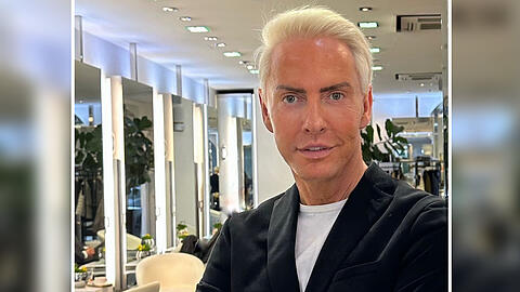 Promi-Friseur André Schulz in seinem Münchner Salon. Seit 45 Jahren steht er für Stil, Präzision und Persönlichkeit. Promi-Friseur André Schulz in seinem Münchner Salon. Seit 45 Jahren steht er für Stil, Präzision und Persönlichkeit.