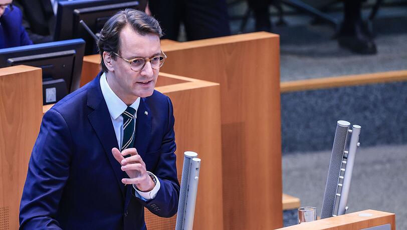Hendrik Wüst (CDU), Ministerpräsident von Nordrhein-Westfalen, spricht im Landtag zum Jahrestag des russischen Angriffskriegs auf die Ukraine. Hendrik Wüst (CDU), Ministerpräsident von Nordrhein-Westfalen, spricht im Landtag zum Jahrestag des russischen Angriffskriegs auf die Ukraine.