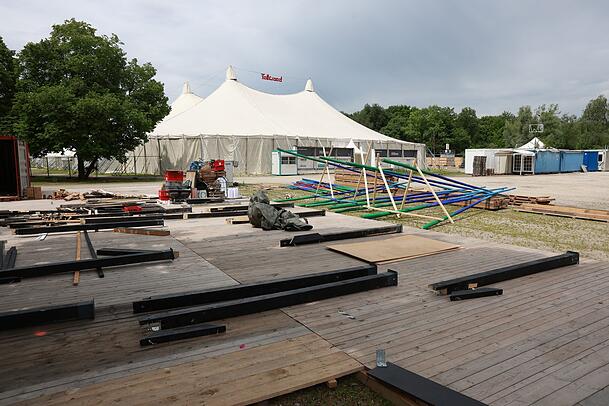 Noch wird aufgebaut, aber schon in zwei Wochen geht es los mit dem Tollwood Sommerfestival. Noch wird aufgebaut, aber schon in zwei Wochen geht es los mit dem Tollwood Sommerfestival.