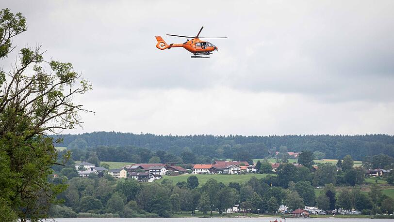 Zahlreiche Wasserwachten sowie Feuerwehr und Notarzt waren im Einsatz, um den gekenterten Angler aus dem Tachinger See zu bergen. Zahlreiche Wasserwachten sowie Feuerwehr und Notarzt waren im Einsatz, um den gekenterten Angler aus dem Tachinger See zu bergen.