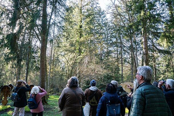 Die kleine Vogelwanderungsgruppe unterwegs im Waldfriedhof. Die kleine Vogelwanderungsgruppe unterwegs im Waldfriedhof.