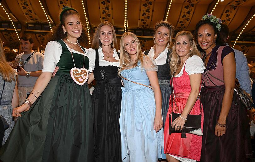 Die "Sturm der Liebe"-Mädels in der Bräurosl: Soluna-Delta Kokol, Teresa Klamert, Lily Lück, Franziska Kohlpaintner, Tanja Lanäus und Dionne Wudu.