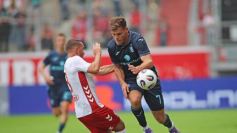 Andreas Geipl (l.) im Duell mit Florian Niederlechner, über den er sagt: "Ein Spieler mit seiner Vita gehört für mich genauso rein in die Mannschaft wie Kevin Volland." Andreas Geipl (l.) im Duell mit Florian Niederlechner, über den er sagt: "Ein Spieler mit seiner Vita gehört für mich genauso rein in die Mannschaft wie Kevin Volland."