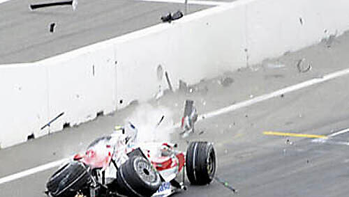 Der Crash: Timo Glocks Toyota kracht in die Betonwand Der Crash: Timo Glocks Toyota kracht in die Betonwand