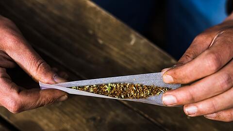 Das Cannabisgesetz erlaubt Volljährigen in Deutschland ab dem 1. April das Kiffen. Das Cannabisgesetz erlaubt Volljährigen in Deutschland ab dem 1. April das Kiffen.