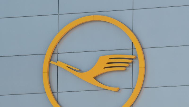 Das Logo der Fluggesellschaft Lufthansa ist an einer Fassade am Flughafen Frankfurt zu sehen. Foto: Silas Stein/dpa/Archivbild Das Logo der Fluggesellschaft Lufthansa ist an einer Fassade am Flughafen Frankfurt zu sehen. Foto: Silas Stein/dpa/Archivbild