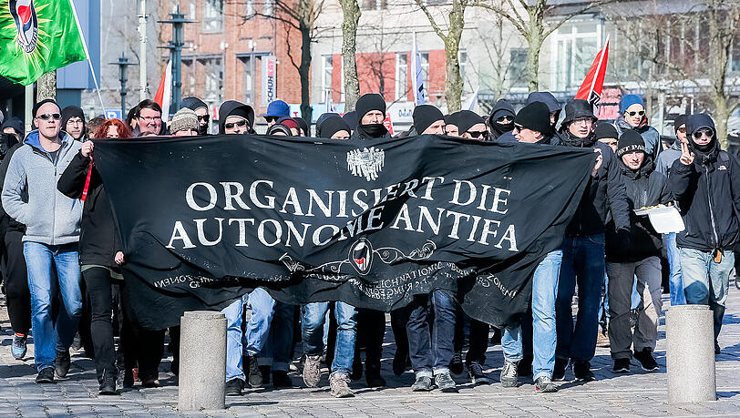 "Organisiert die autonome Antifa": Ein Aufmarsch linker Jugendlicher. "Organisiert die autonome Antifa": Ein Aufmarsch linker Jugendlicher.