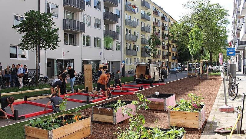 Viele Nachbarn freut's, andere, die auch mit dem Auto fahren, sind schwer genervt: Aus 41 Parkplätzen in der Kolumbusstraße wurden für das Verkehrsberuhigungsprojekt des TU-Forschungsteams MCube eine Wiese, Sandplätze und Freiflächen mit Beeten gemacht. Viele Nachbarn freut's, andere, die auch mit dem Auto fahren, sind schwer genervt: Aus 41 Parkplätzen in der Kolumbusstraße wurden für das Verkehrsberuhigungsprojekt des TU-Forschungsteams MCube eine Wiese, Sandplätze und Freiflächen mit Beeten gemacht.