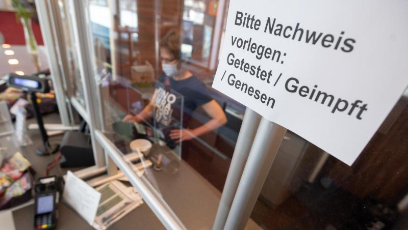An der Kinokasse: "Bitte Nachweis vorlegen: Getestet, Geimpft, Genesen". An der Kinokasse: "Bitte Nachweis vorlegen: Getestet, Geimpft, Genesen".