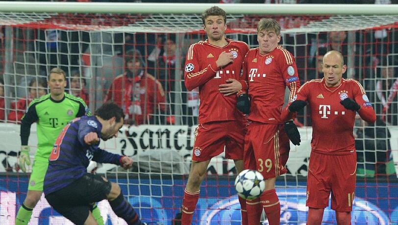 Manuel Neuer, Thomas Müller, Mario Mandzukic und Arjen Robben stehen Santi Cazorla von Arsenal gegenüber. Manuel Neuer, Thomas Müller, Mario Mandzukic und Arjen Robben stehen Santi Cazorla von Arsenal gegenüber.