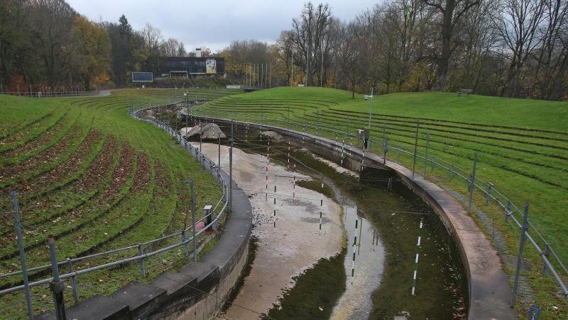 Im Trocknen liegt die künstliche Kanuslalom-Strecke im Olympiapark in Augsburg. Foto: Karl-Josef Hildenbrand/dpa/Archivbild Im Trocknen liegt die künstliche Kanuslalom-Strecke im Olympiapark in Augsburg. Foto: Karl-Josef Hildenbrand/dpa/Archivbild
