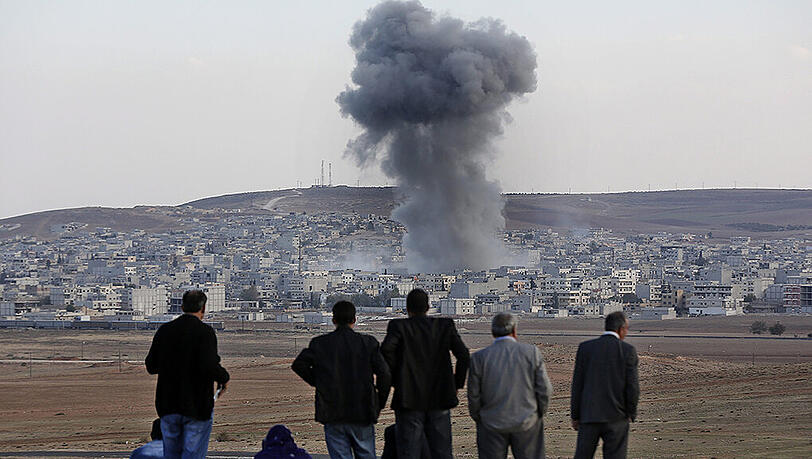 So sieht der erbitterte Kampf um die Grenzstadt Kobane von der türkischen Seite aus. Die USA unterstützen die Kurden mit Luftschlägen. So sieht der erbitterte Kampf um die Grenzstadt Kobane von der türkischen Seite aus. Die USA unterstützen die Kurden mit Luftschlägen.