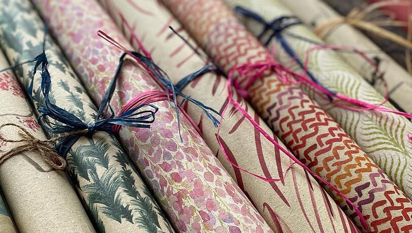 Eine Rolle Geschenkpapier (100 x 70 cm) ist für 5,50 Euro zu haben. Eine Rolle Geschenkpapier (100 x 70 cm) ist für 5,50 Euro zu haben.