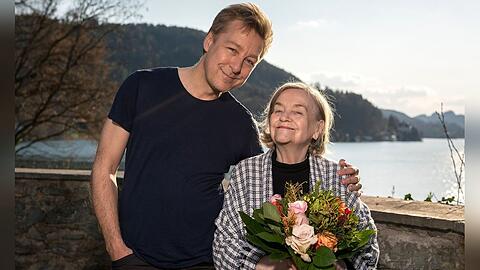 Schauspieler und Sänger Max Müller feiert mit seiner Mutter Geburtstag. Schauspieler und Sänger Max Müller feiert mit seiner Mutter Geburtstag.