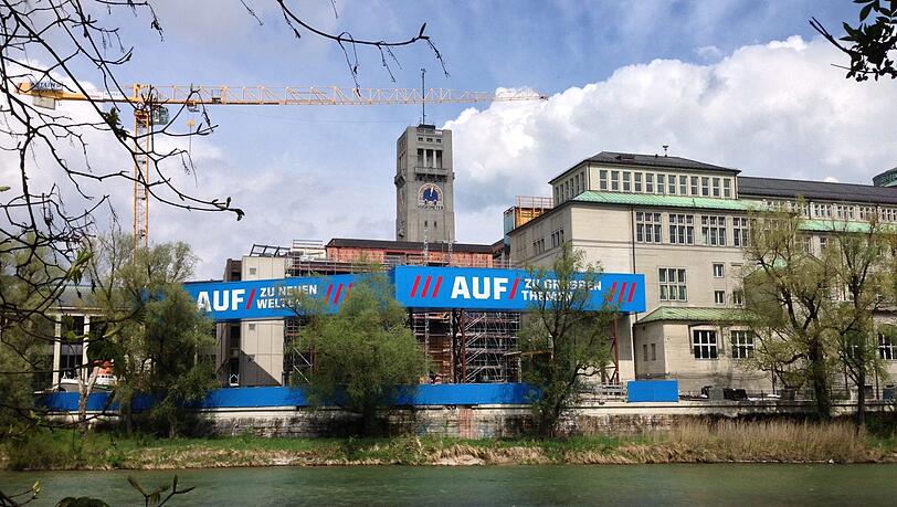 Ein Kran am Deutschen Museum zeigt es klar: Hier wird saniert. Ein Kran am Deutschen Museum zeigt es klar: Hier wird saniert.